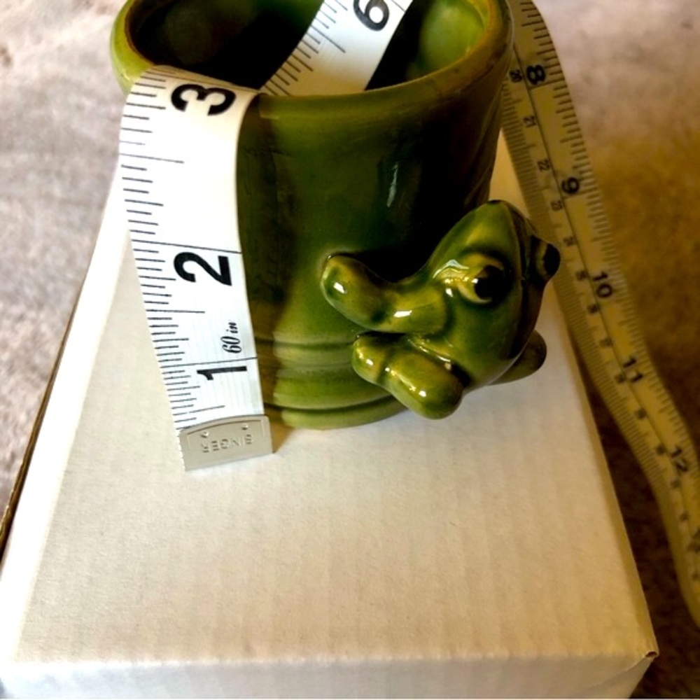 Frog climbing Bamboo Mini planter - Picture 4 of 13